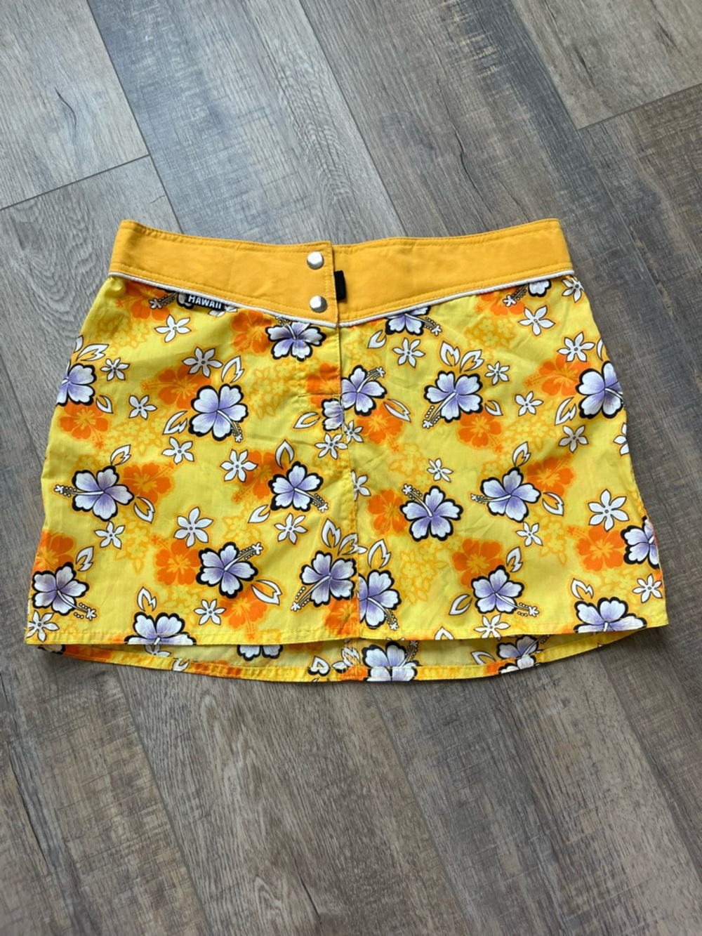 Super rare Y2K Yellow floral “Hawaii“ hibiscus mini skirt  100% Cotton Size M
